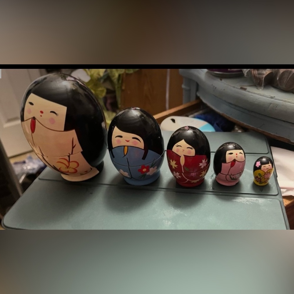 Vintage Hand Painted Wood Japanese
Nesting Dolls, Set of Colorful Nesting Dolls - Picture 14 of 16